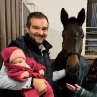 Benjamin Reder mit Stute Blossi - Gründer von PferdeWert.de Benjamin Reder mit Stute Blossi - Gründer von PferdeWert.de